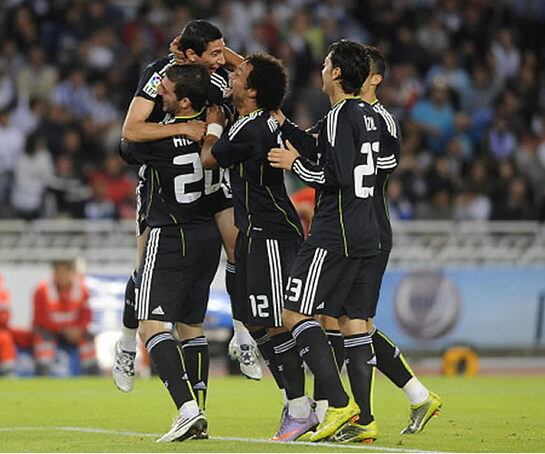 El argentino celebra con sus compañeros el Real Sociedad 0 - Real Madrid 1