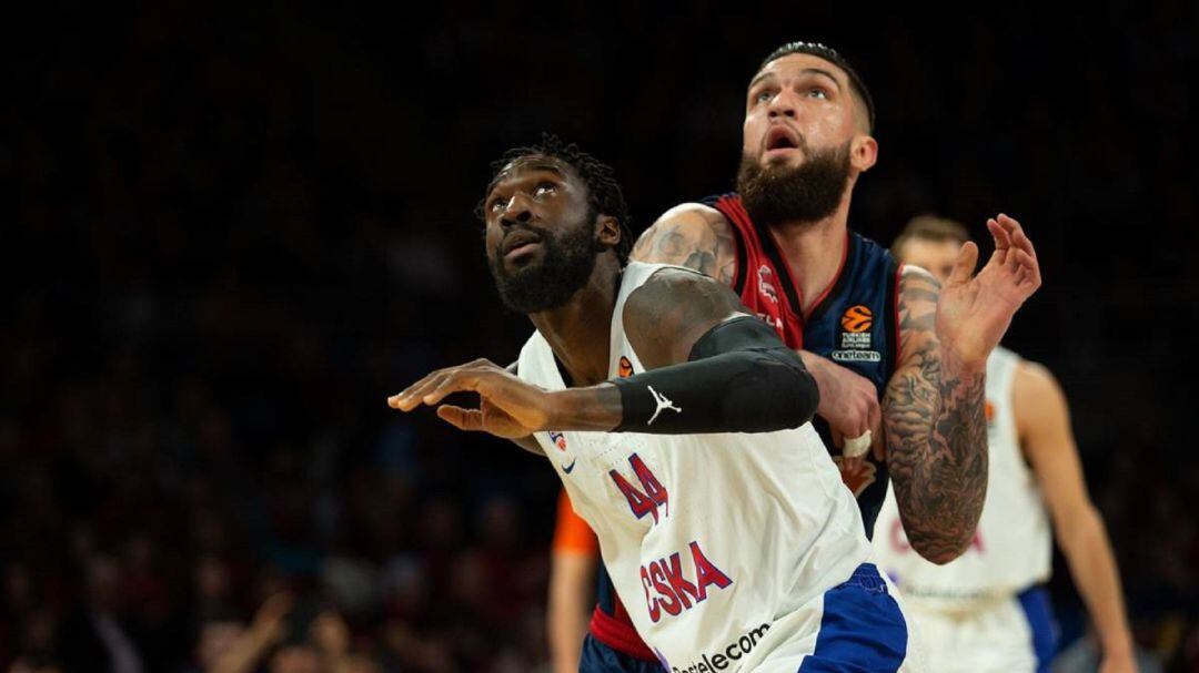 Poirier lucha con un rival del CSKA.