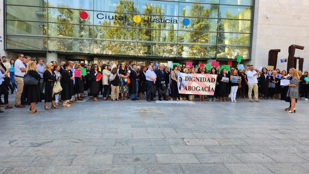 Imagen de archivo de una concentración de abogados y procuradores en València