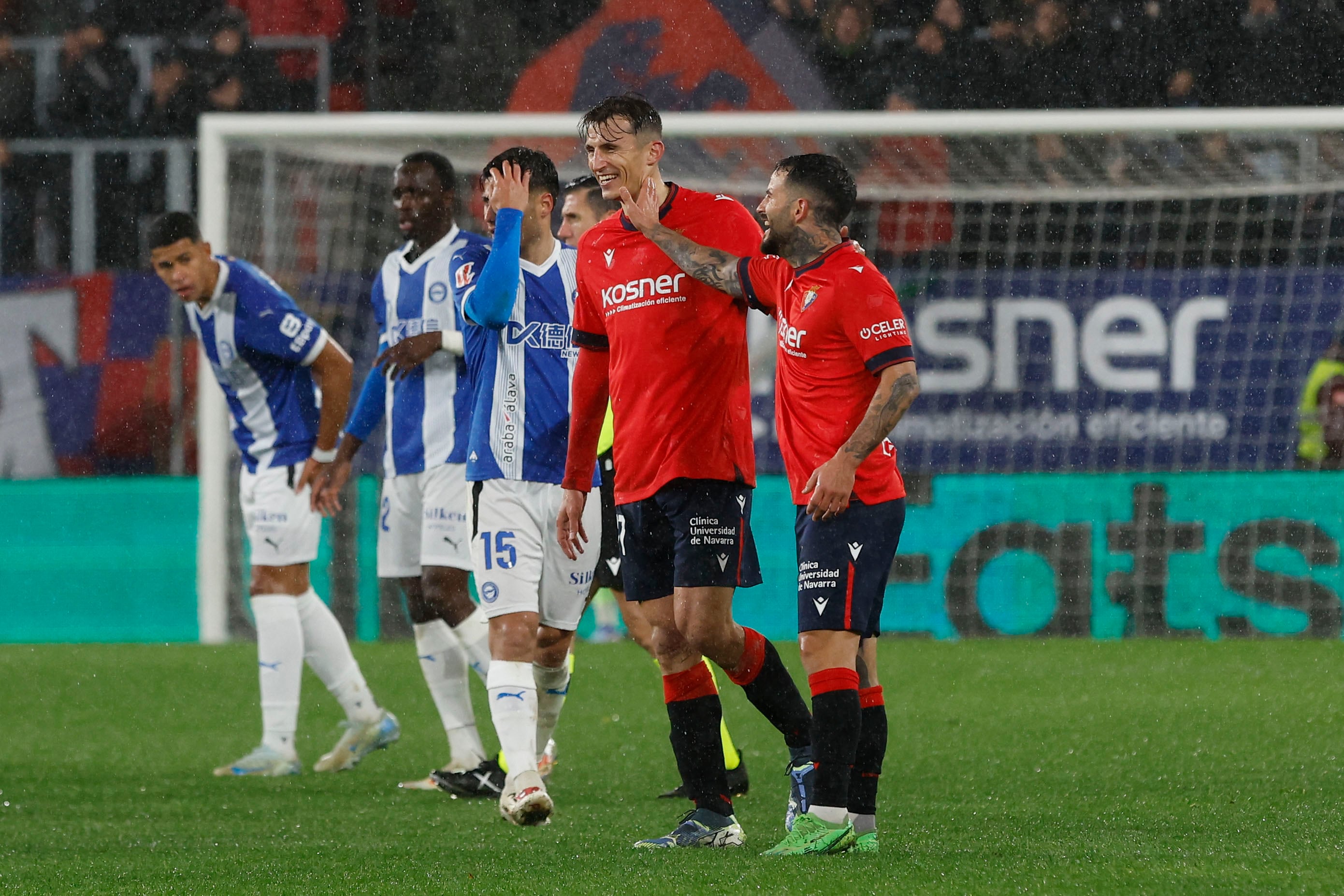 Los jugadores de Osasuna, Ante Budimir y Rubén García, autores de los goles de la remontada antes de que empatara el Alavés en el Sadar