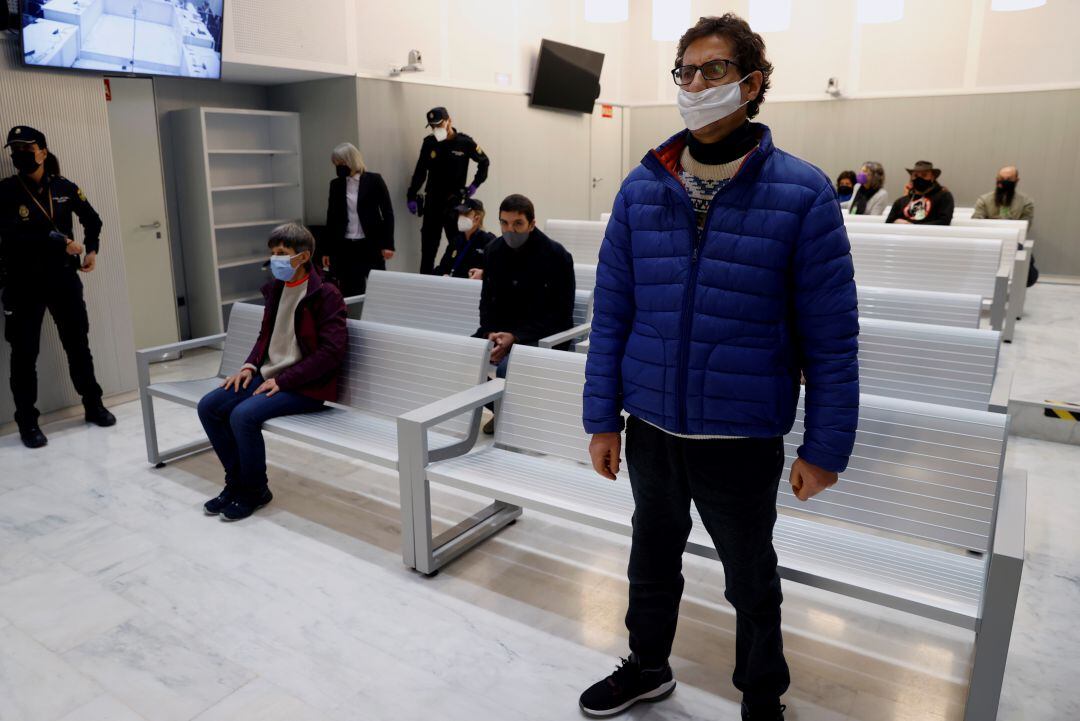 Los presuntos dirigentes de Resistencia Galega Antón García Matos (d) y Asunción Losada Camba (2i) comparecen ante la Audiencia Nacional durante su juicio este lunes en Madrid