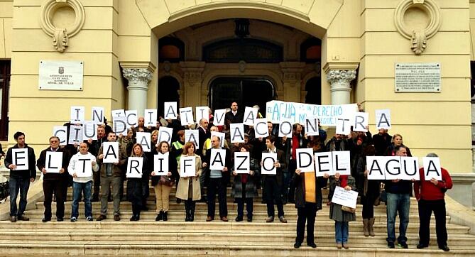 Imagen de la iniciativa ciudadana contra la tarifa del agua concentrada hoy a las puertas del ayuntamiento de Málaga