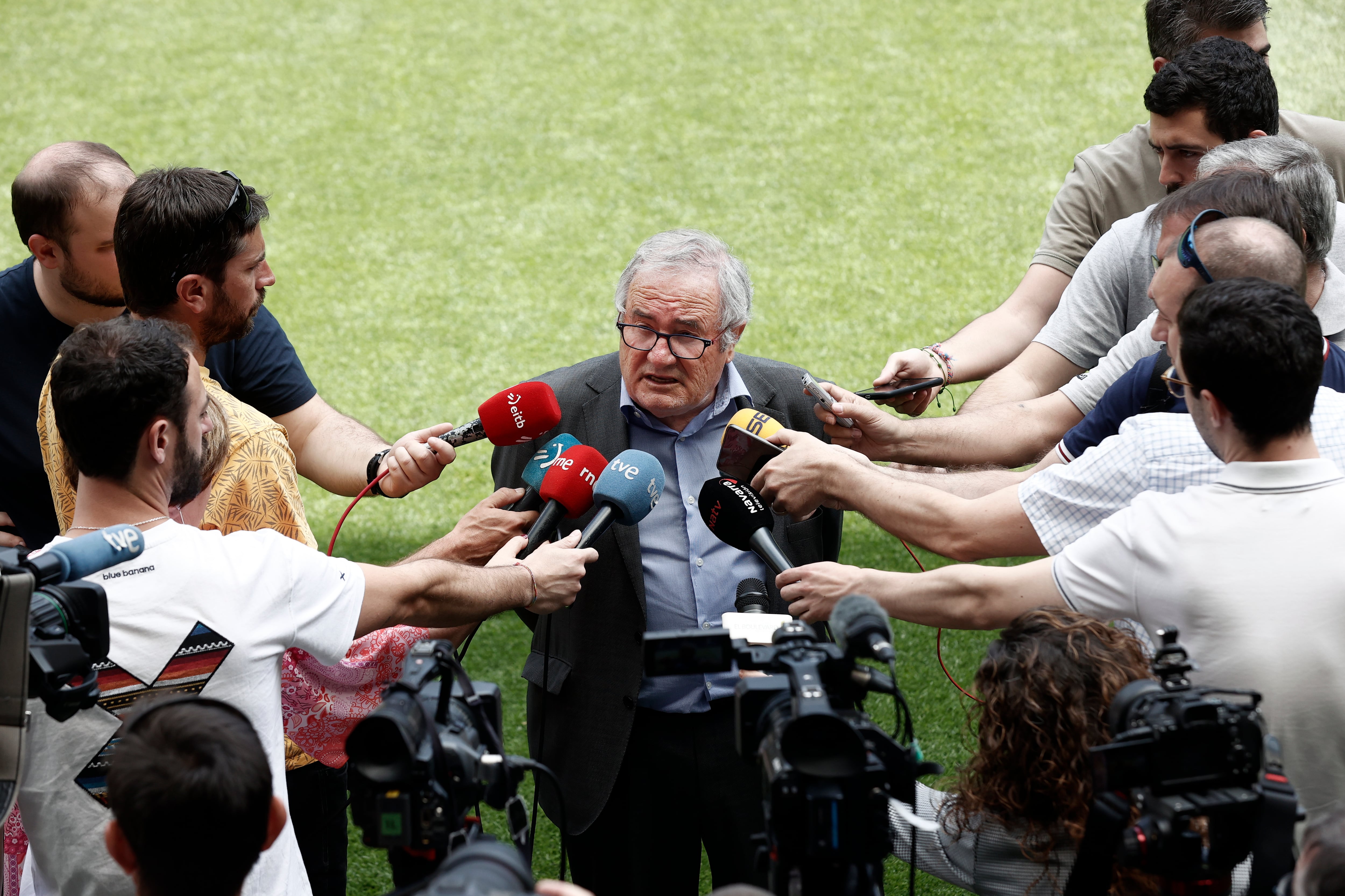 El presidente de Osasuna Luis Sabalza en el Sadar después de conocer que el club era el encargado de lanzar el chupinazo de las próximas fiestas de San Fermín