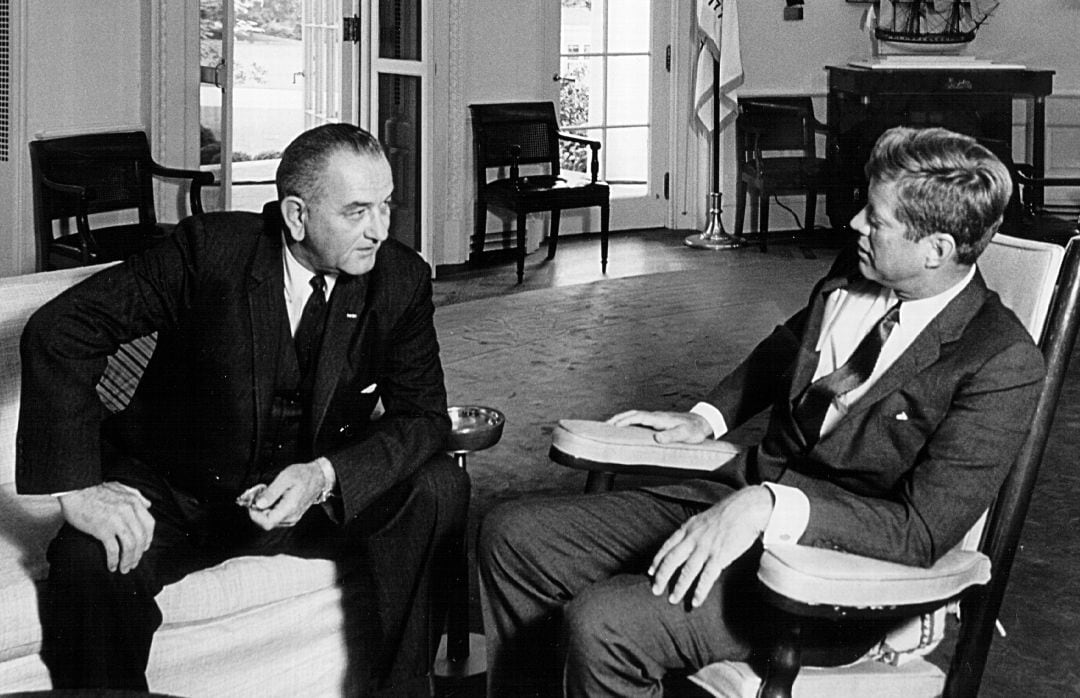 Lyndon B. Johnson conversar con John Fitzgerald Kennedy en la Casa Blanca.