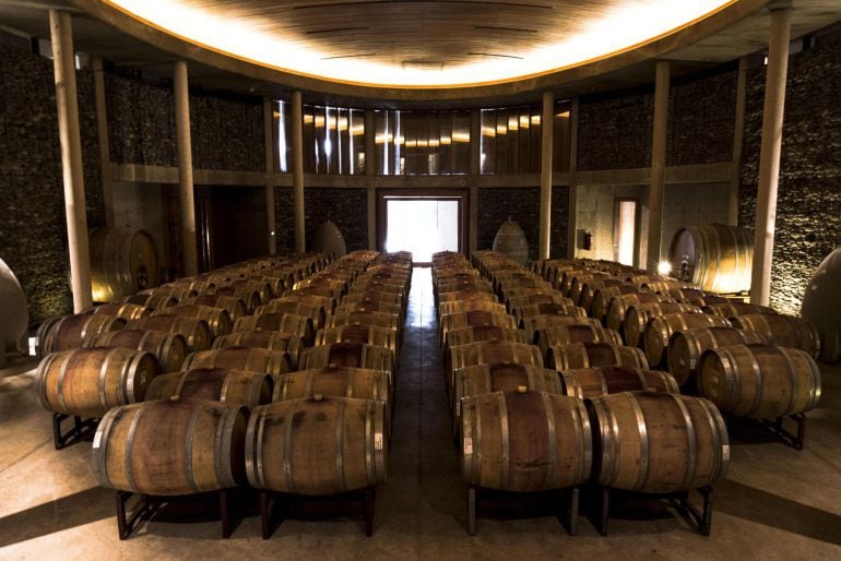 Vista general de una bodega con barriles de vino. 