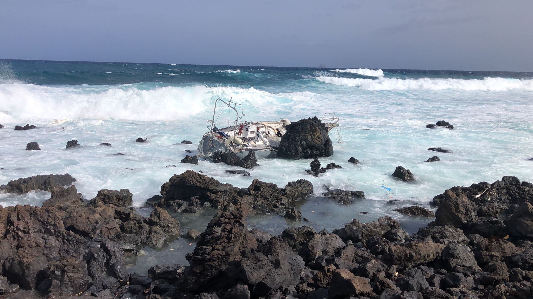 El velero encallado en la costa de Caletón Blanco, en Lanzarote.