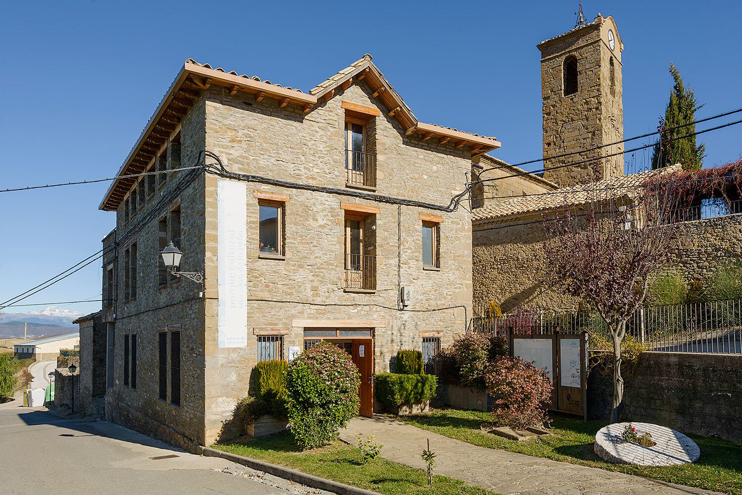 Este año se ha incorporado a la Red de Oficinas de la Comarca de la Jacetania la Oficina de Turismo de Bailo, que se abrió al público durante el verano en el edificio del Centro de Interpretación del Parque Cultural de San Juan de la Peña
