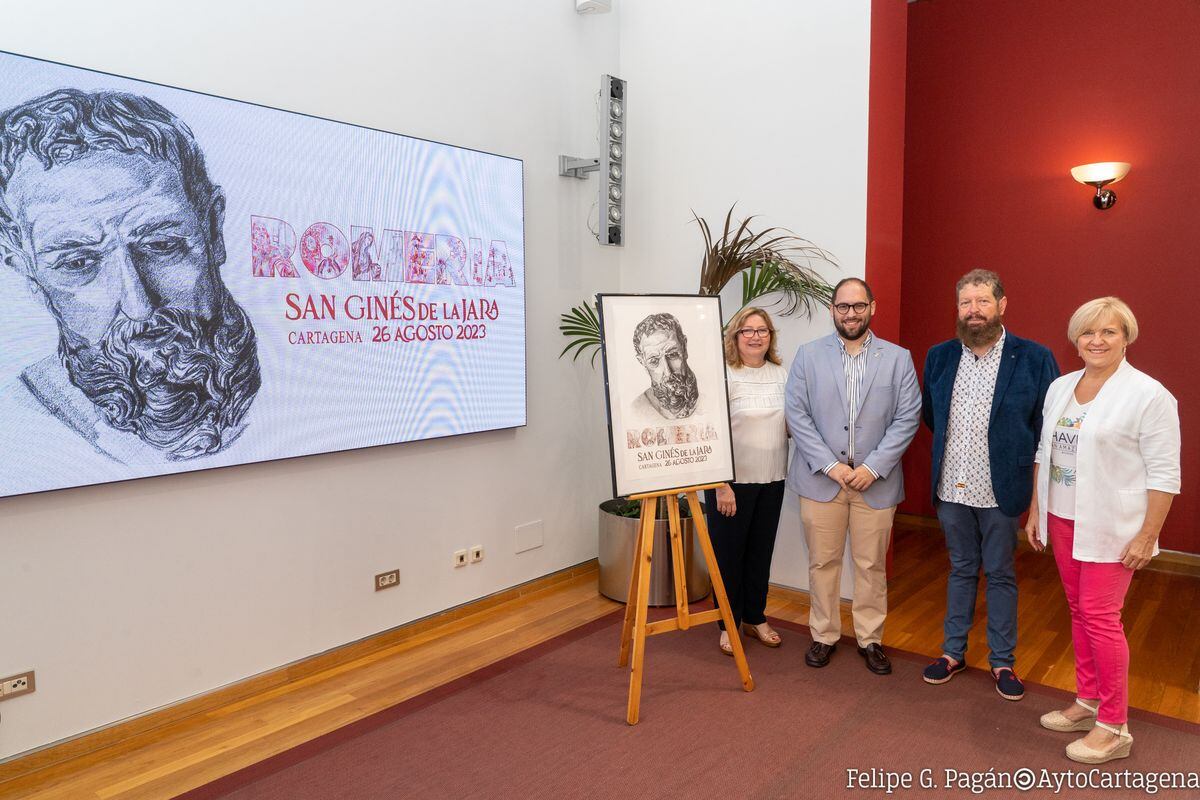 La Madrina de la Romería, Pilar Giménez. , junto al autor del cuadro, Pedro Giménez, y acompañados por el Hermano Mayor de la Hermandad de Romeros de San Ginés de la Jara, Andrés García y la concejala de Festejos, Francisca Martínez Sotomayor