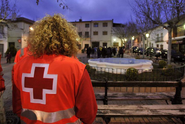 Un voluntario de Cruz Roja en la plaza del ayuntamiento de Ossa de Montiel tras registrarse un terremoto de una magnitud de 5,2 en la escala de Richter que ha tenido como epicentro al pueblo manchego. EFE/Manu
