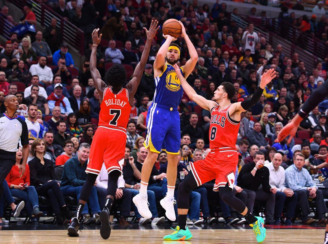 Klay Thompson lanzando un triple en el partido ante Chicago Bulls