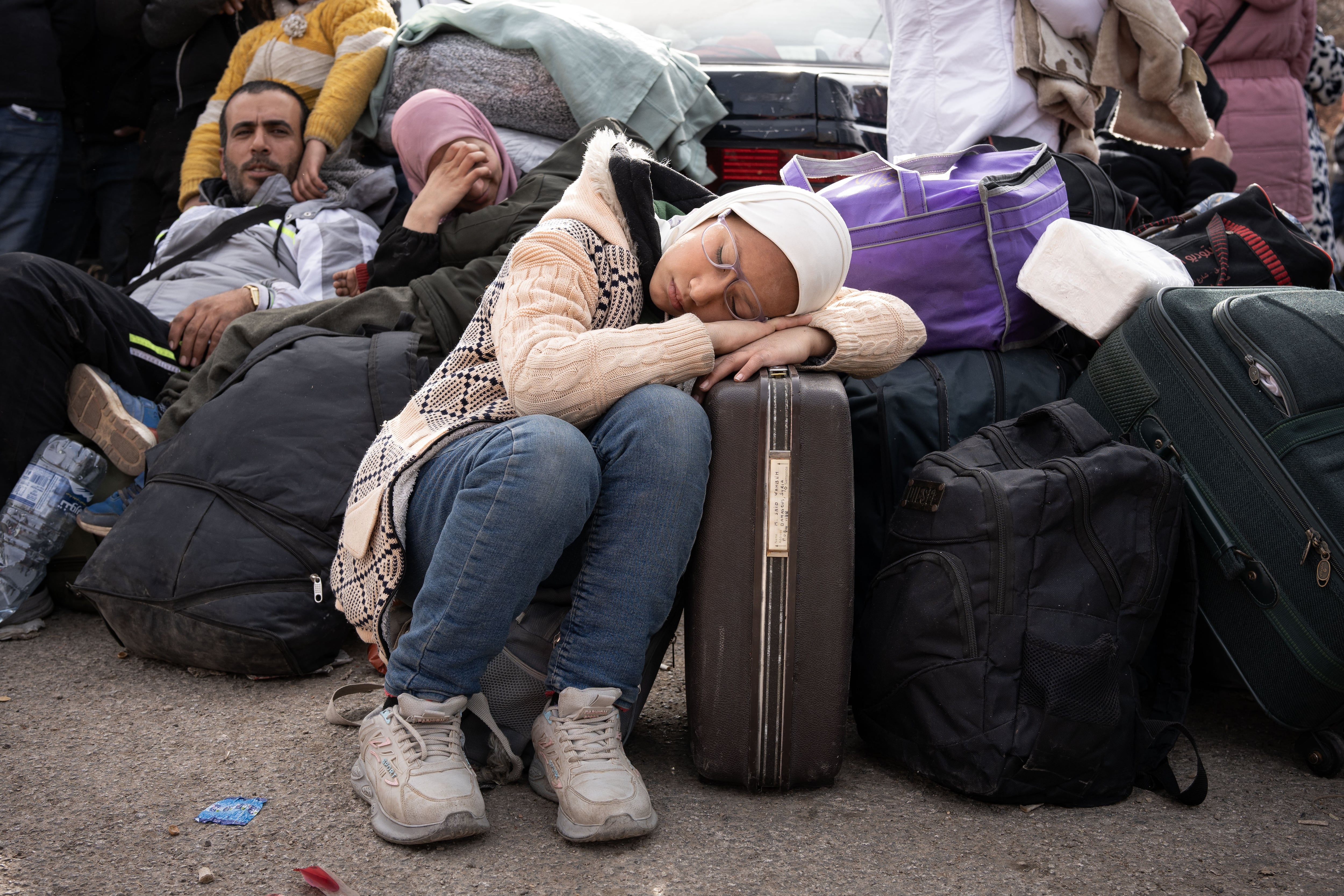 GRAF2119. MASNAA, 06/02/2025.-Refugiados sirios cruzan la frontera entre el Líbano y Siria. Alrededor de 270.000 refugiados sirios han regresado a su país desde el derrocamiento del régimen del presidente Bachar al Asad el pasado 8 de diciembre, informó este jueves el Alto Comisionado de la ONU para los Refugiados (ACNUR), que afirmó que la gran mayoría de la comunidad desea volver a sus hogares. La agencia de Naciones Unidas recordó en un informe que la caída del ex mandatario supuso un &quot;cambio radical en la situación política y humanitaria en Siria y en la región&quot;, ya que unos 5,5 millones de refugiados sirios viven en Turquía, Líbano, Jordania, Irak y Egipto y han expresado sus esperanzas de regresar a sus hogares.EFE/ Ximena Borrazas/UNHCR***SOLO USO EDITORIAL/SOLO DISPONIBLE PARA ILUSTRAR LA NOTICIA QUE ACOMPAÑA (CRÉDITO OBLIGATORIO)***
