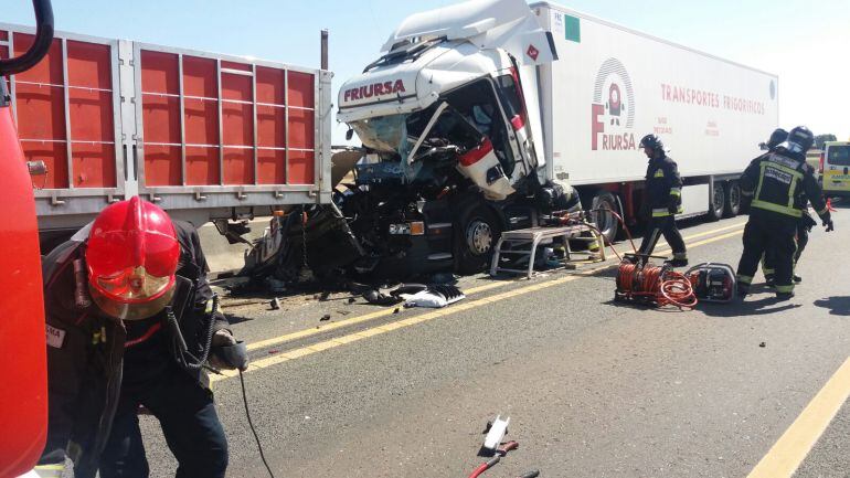 Imagen del accidente donde bomberos de la DPZ han tenido que excarcelar al camionero fallecido en la N-232 a la altura de Boquiñeni