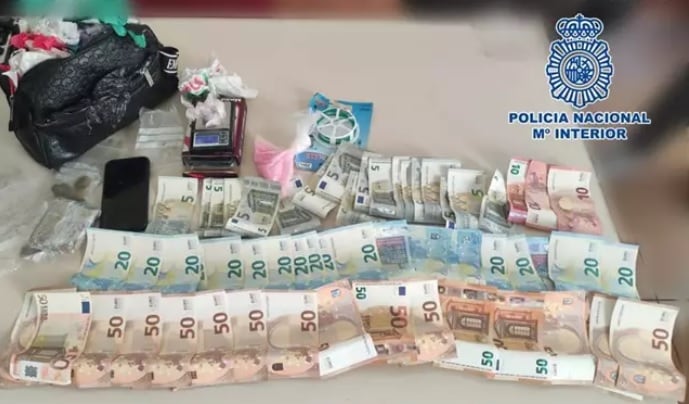 El detenido tenía grandes cantidades de dinero en efectivo