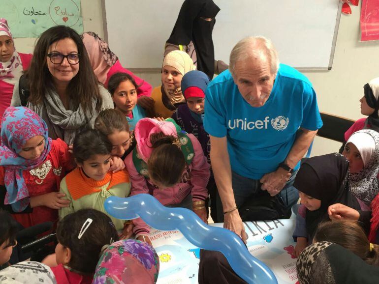 Àngels Barceló (directora de &#039;Hora 25&#039;) y Carmelo Angulo (presidente de Unicef España) durante la entrega de los mensajes de solidaridad a los niños sirios refugiados en el campo jordano de Zaatari.