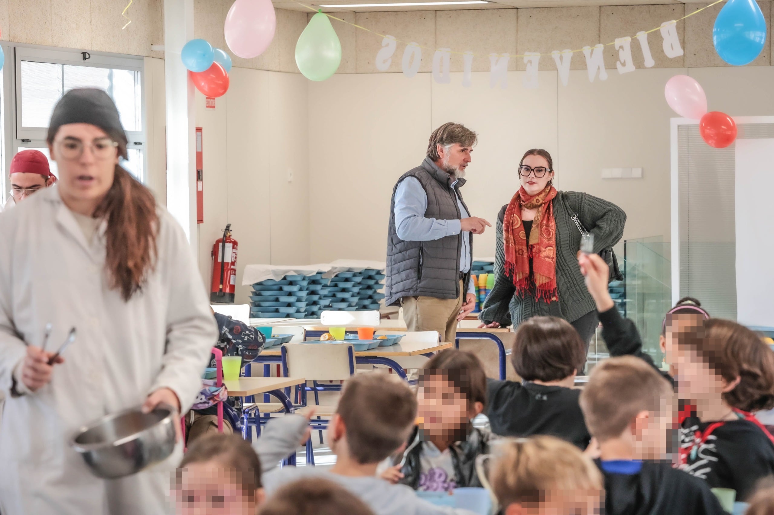 Juan Carlos Silvestre, director del colegio Padre Manjón de Elda, conversa con María Gisbert, edil de Educación de Elda, quién ha asistido al estreno del nuevo comedor