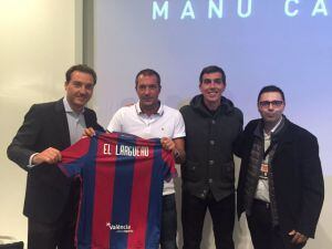 Los integrantes del Levante regalan una camiseta a Manu Carreño.