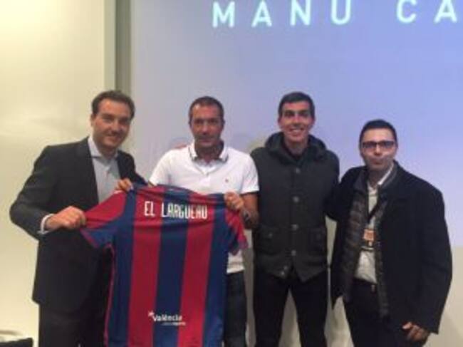 Los integrantes del Levante regalan una camiseta a Manu Carreño.