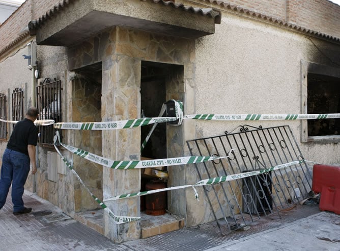 Exterior de la vivienda de la urbanización Punta Galea de Colmenar Viejo, al norte de Madrid, que ardió esta madrugada, en la que fue hallado muerto un hombre,