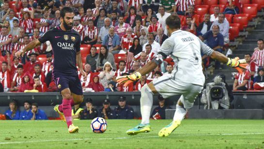 El centrocampista turco del FC Barcelona, Arda Turan, lanza ante el portero del Athletic de Bilbao, Gorka Iraizoz, durante el encuentro.