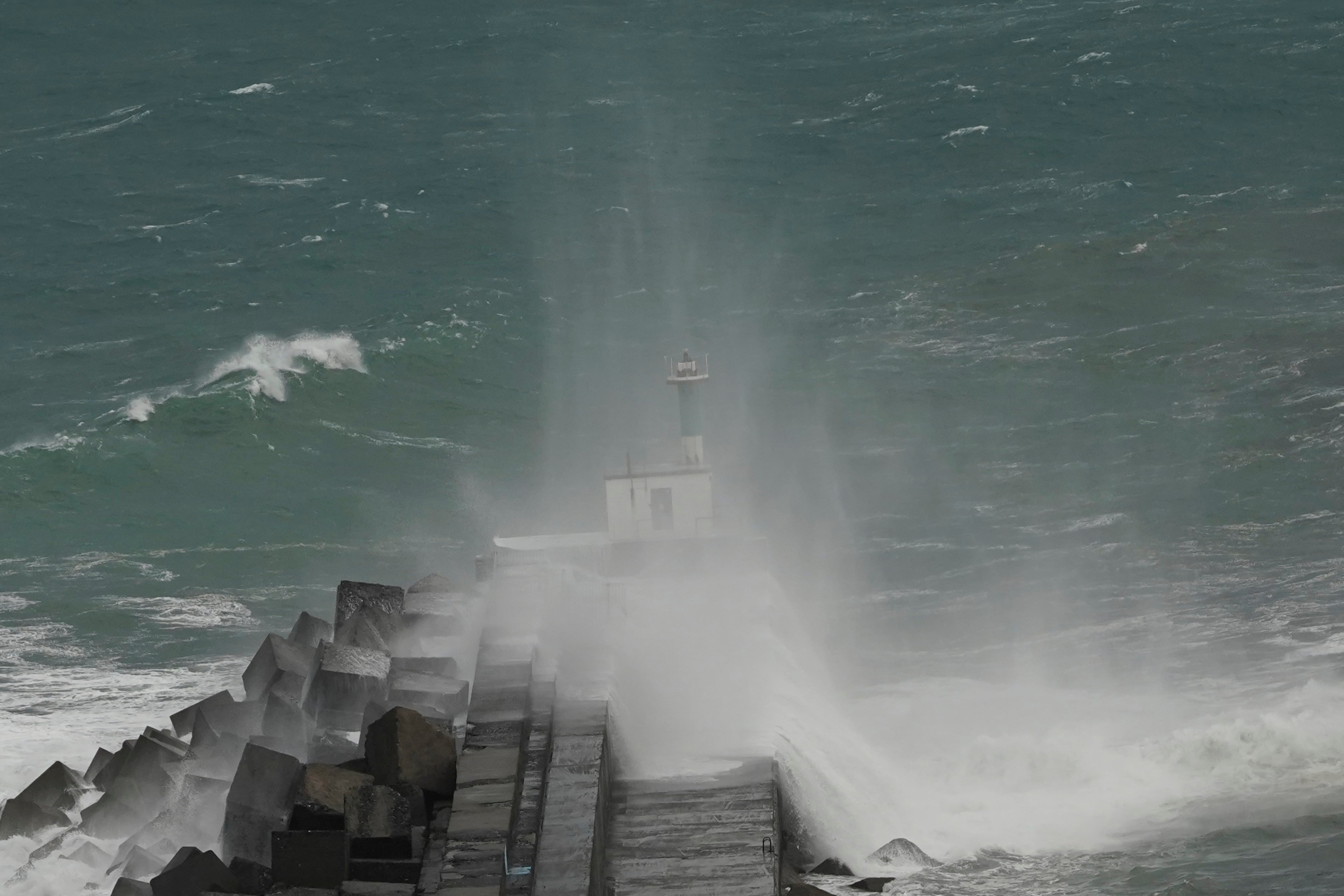 Olas chocan contra el rompeolas de Cudillero (Asturias) este domingo.