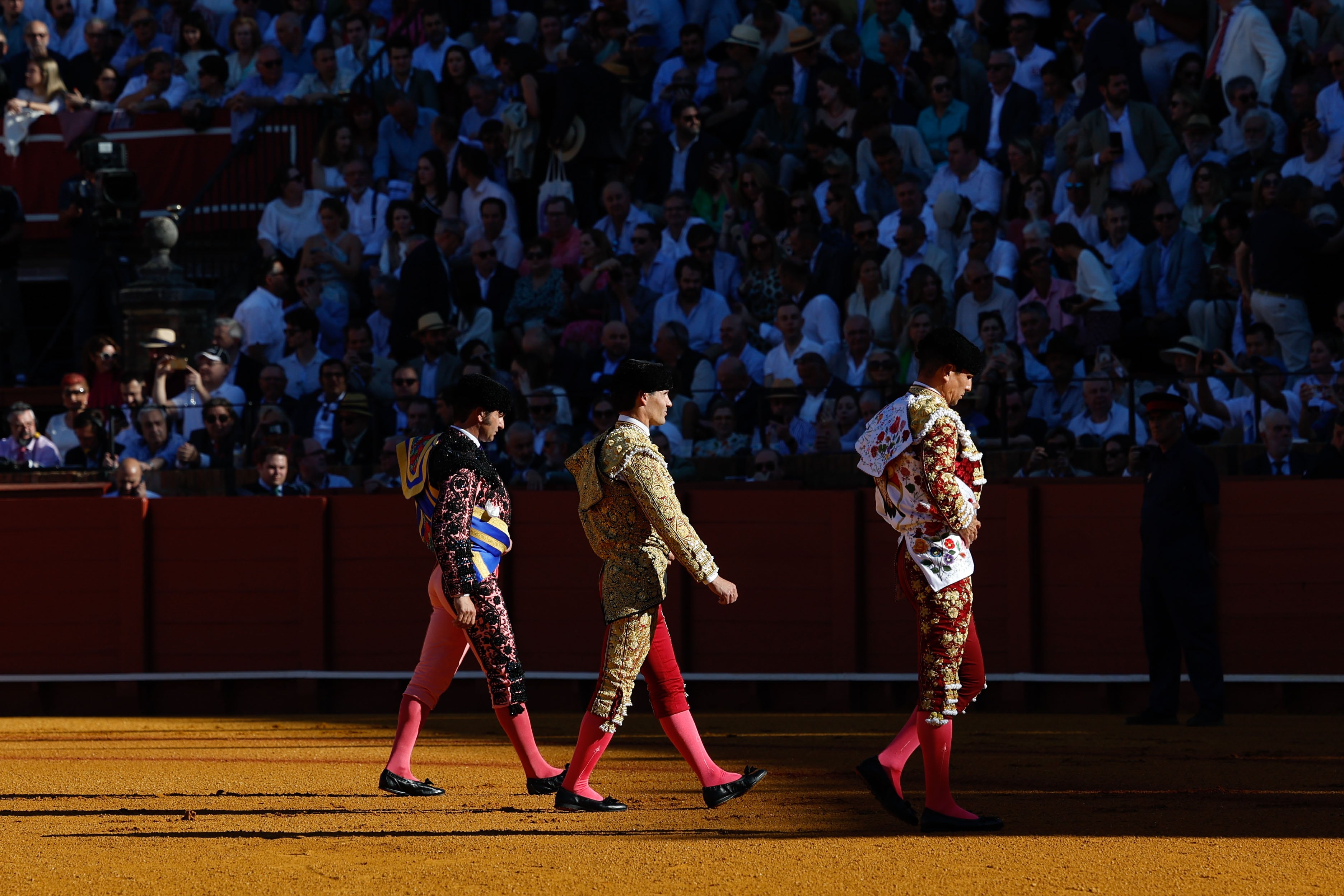 SEVILLA, 11/04/2024.- Los toreros Morante de la Puebla (i), José María Manzanares y Pablo Aguado (c) durante el quinto festejo de la Feria de Abril, con toros de Juan Pedro Domecq, este jueves en la plaza de toros de la Real Maestranza de Sevilla. EFE/ Julio Muñoz
