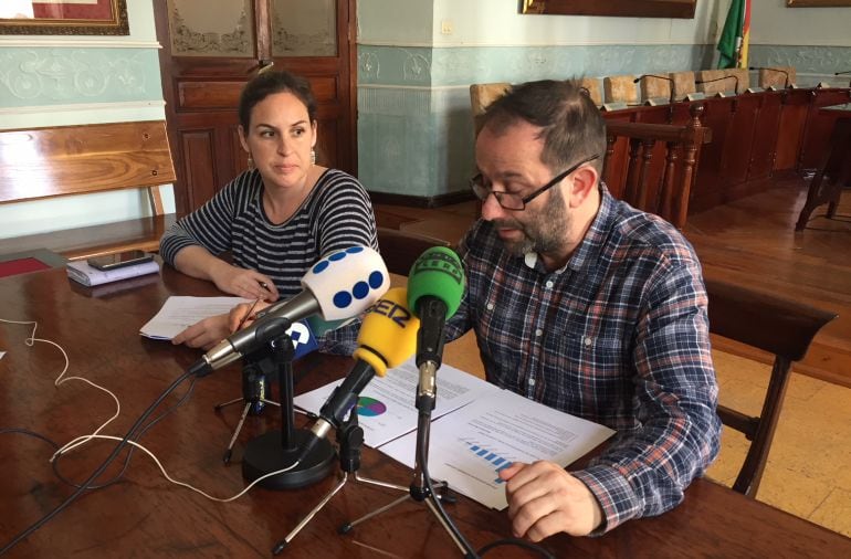 Elena García Lafuente y Humberto Bilbao, concejales de Cultura y Juventud, respectivamente.