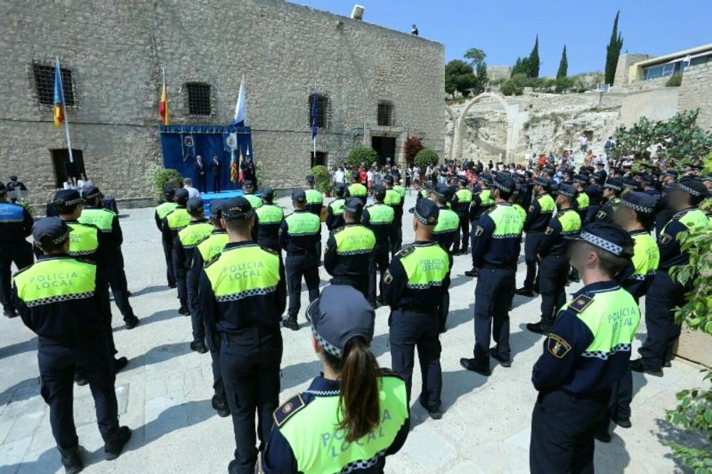 Un grupo de agentes en formación en el Castillo de Santa Barbara