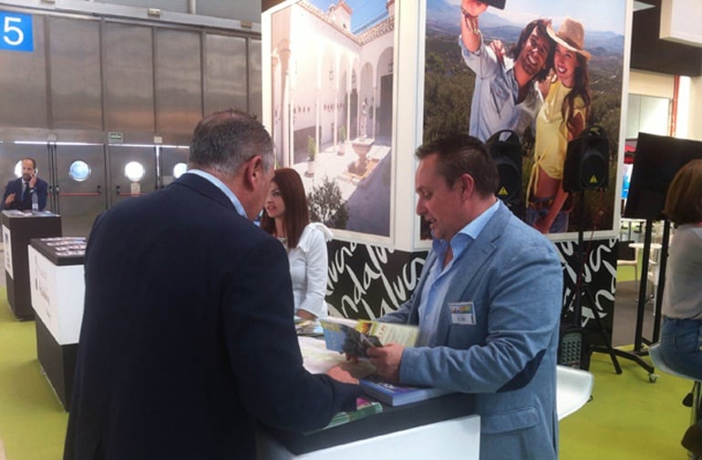 El diputado de Turismo Enrique Medina, en el expositor del Patronato Provincial de Turismo de Granada en la feria Tierra Adentro de Jaén