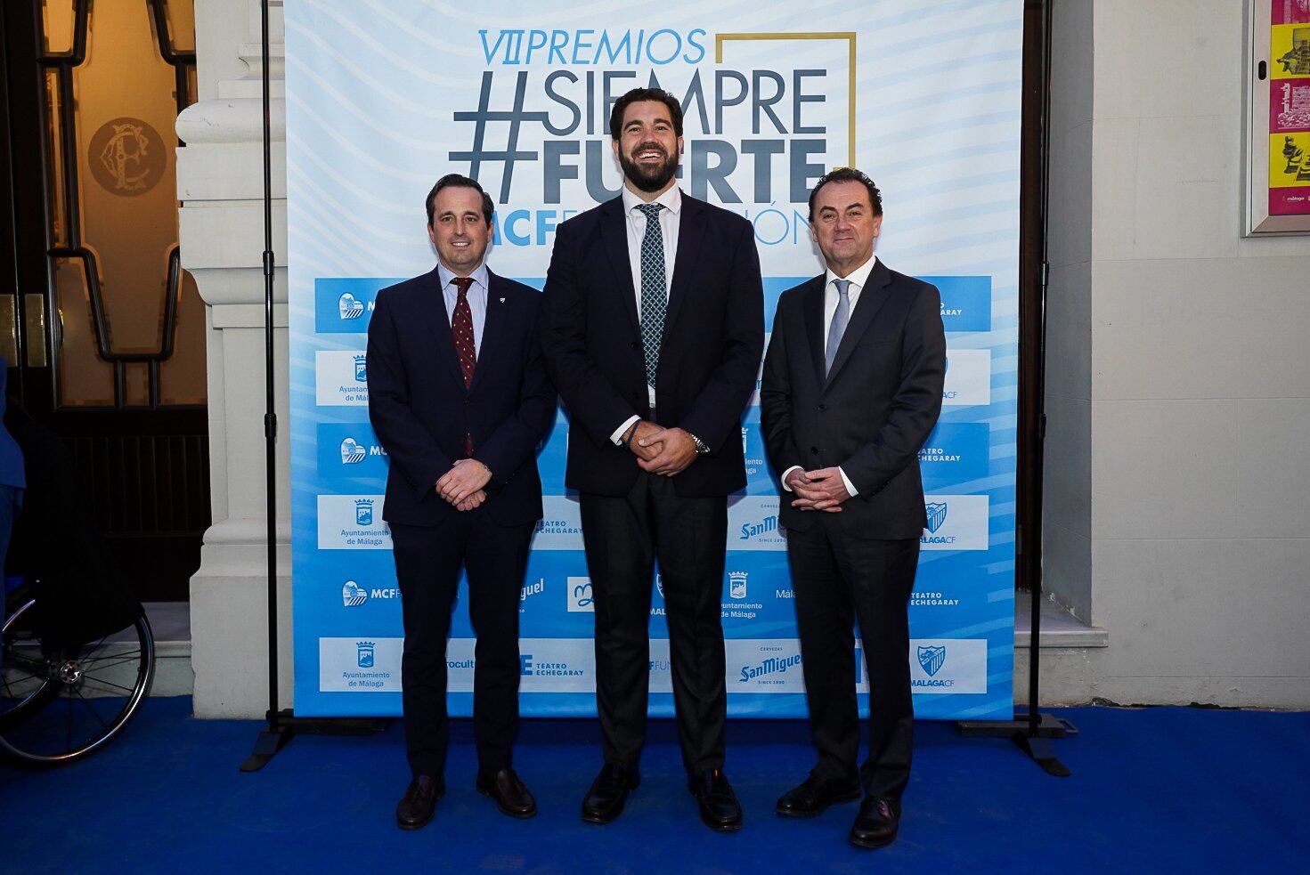 Kike Pérez, a la izquierda de la imagen, posa junto al concejal de deportes del ayuntamiento de Málaga, Borja Vivas y el administrador judicial, José María Muñoz