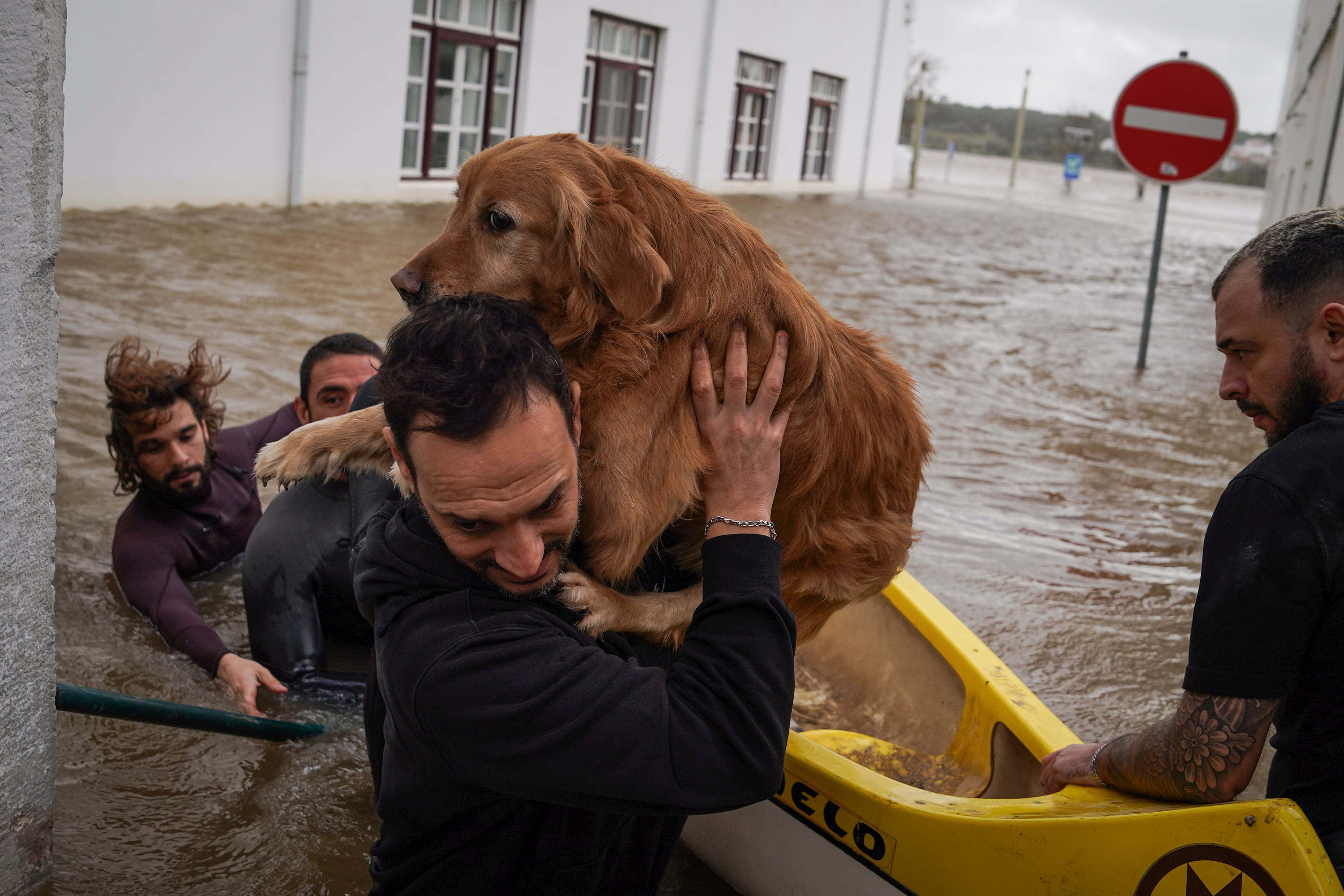 Vecinos de Alcácer do Sal, al sur de Lisboa, evacuan sus casas por la crecida del río Sado