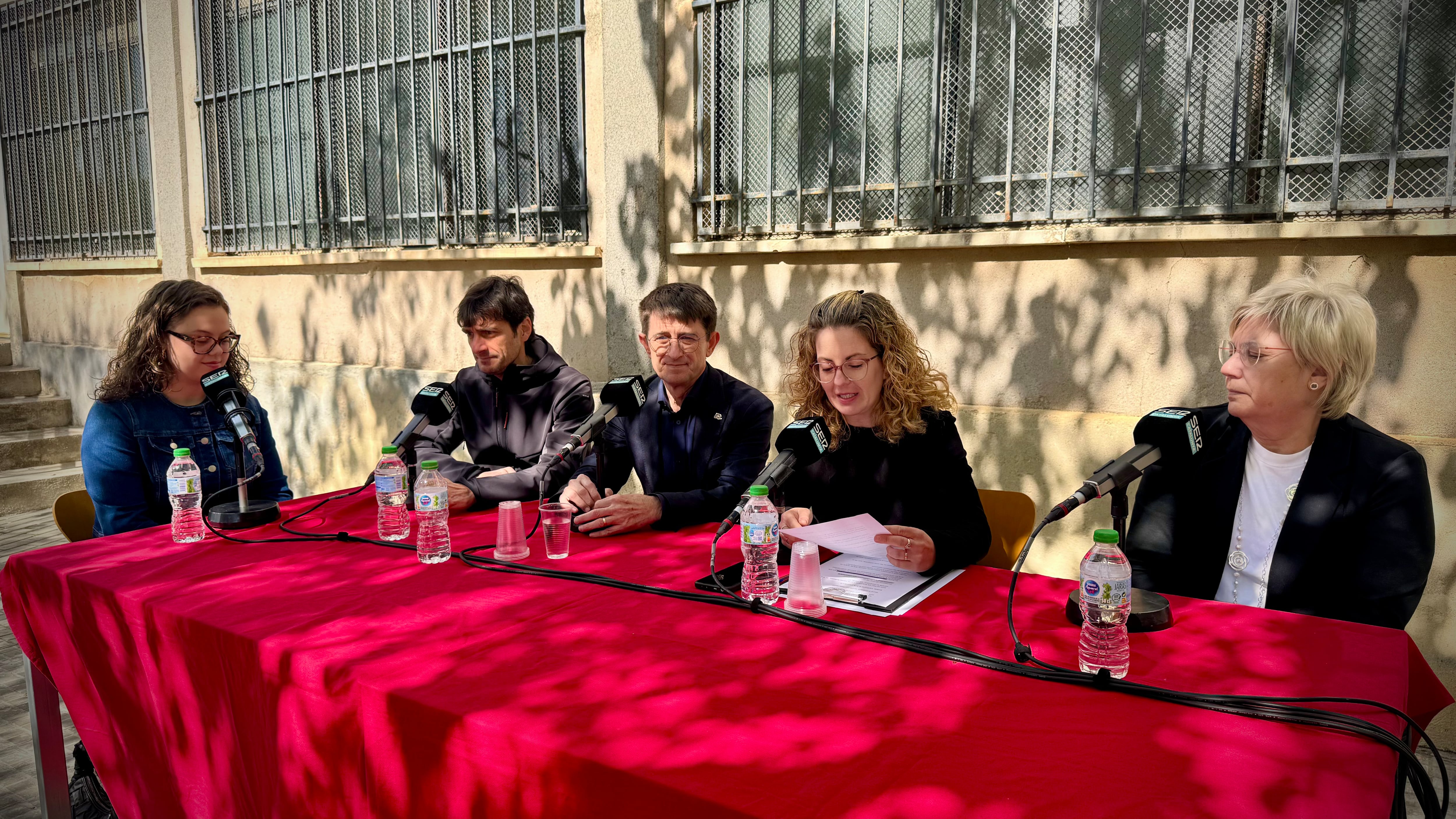 Els cinc anys de la menció dual han centrat la segona taula rodona amb Josep Pallarès, rector de la URV; Xavi López, coordinador de la Menció Dual del Grau de Química; Eulàlia Martí, estudiant de la menció dual del Grau en Química 2025-26 i Trinitat Castro, cap de Recursos Humans de l’Ajuntament de Reus.