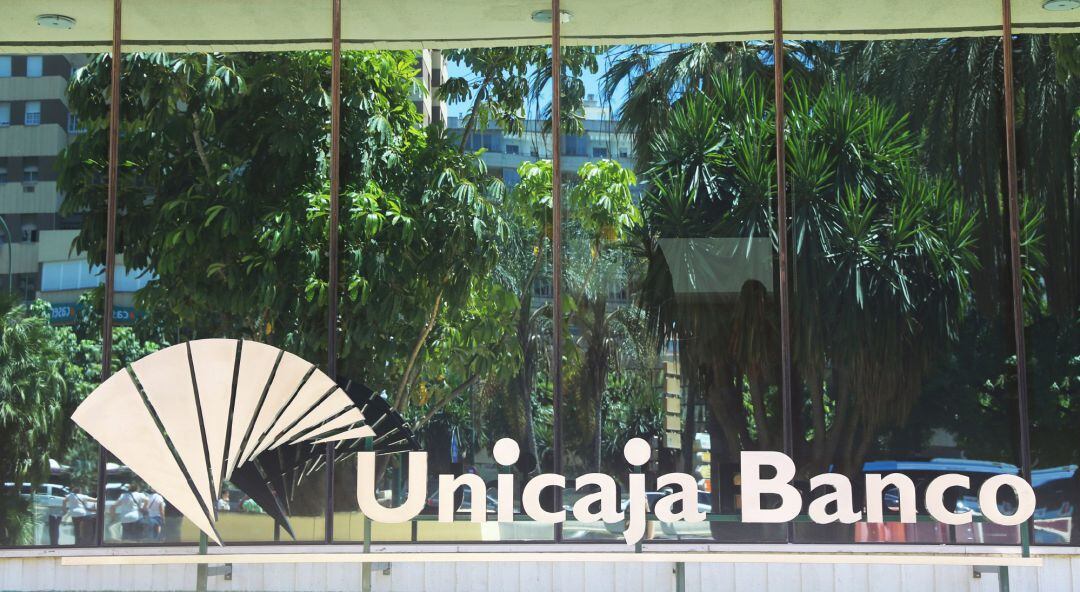 Unicaja confirma contactos &quot;preliminares&quot; con Liberbank para una posible fusión.