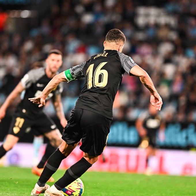 El jugador del Elche, Fidel, controla el balón en el partido ante el Celta en Balaídos