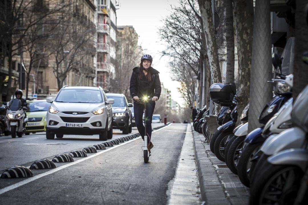 Una mujer circula con un patinete eléctrico