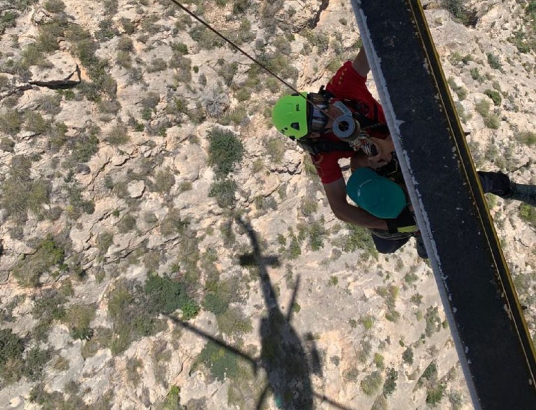 Rescatan en helicóptero a un cazador que cayó a un barranco mientras buscaba una pieza en Abanilla 