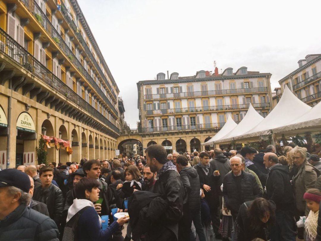 La Plaza de la Constitución llena durante el Día de Santo Tomás.