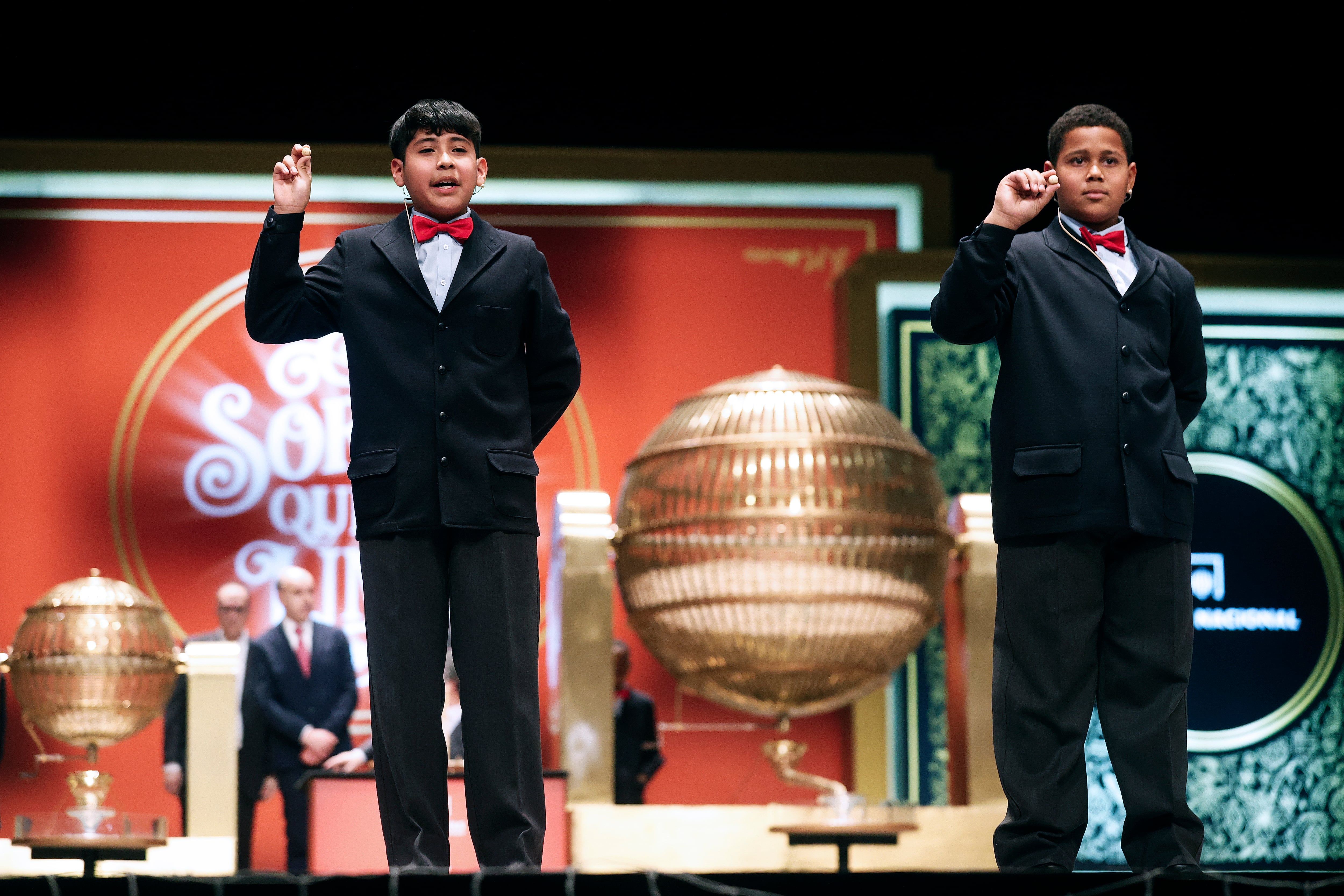 Los estudiantes de San Ildefonso durante el sorteo de Navidad en el Teatro Real en Madrid