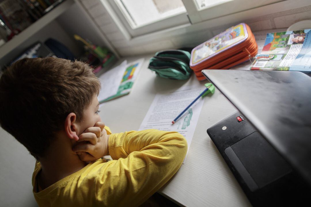 Un niño estudia y hace los deberes en casa