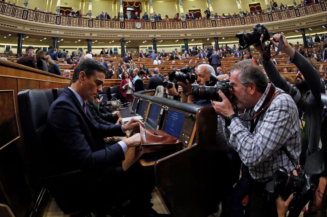 El candidato a la Presidencia del Gobierno, Pedro Sánchez, regresa a su escaño en el Congreso de los Diputados tras el primer receso en la primera jornada de la sesión de su investidura como presidente del Gobierno.