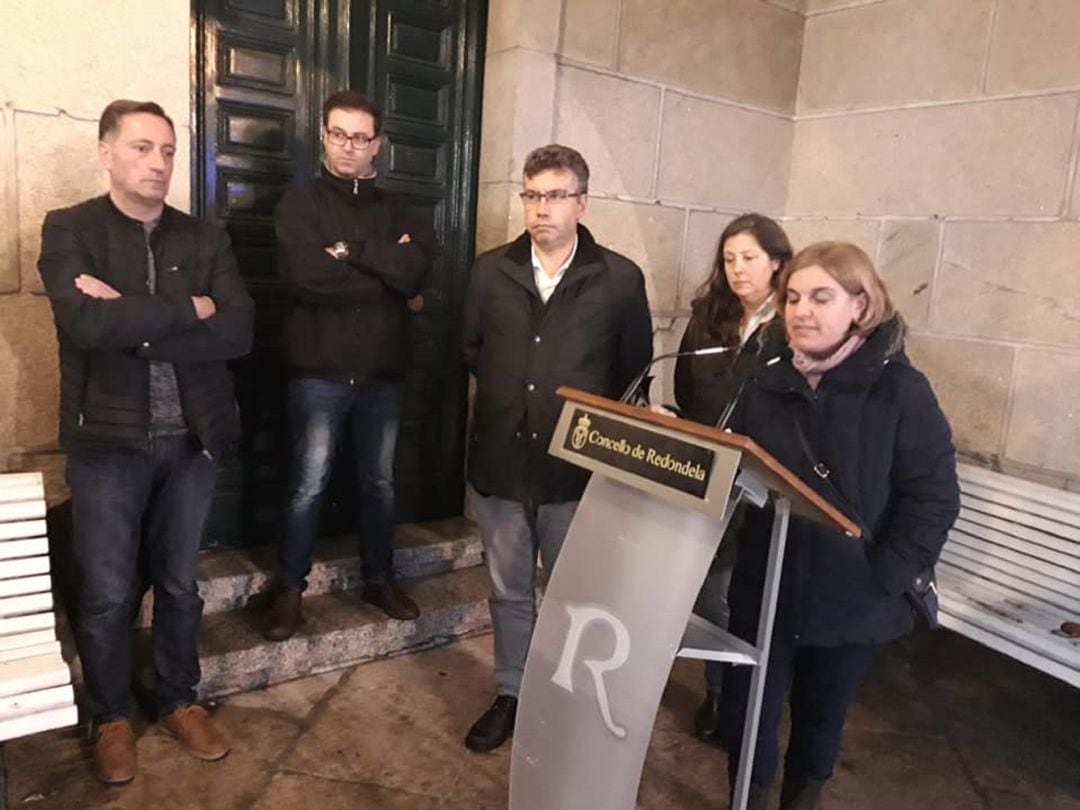 El alcalde de Redondela, Javier Bas (centro), durante un acto en el Concello.