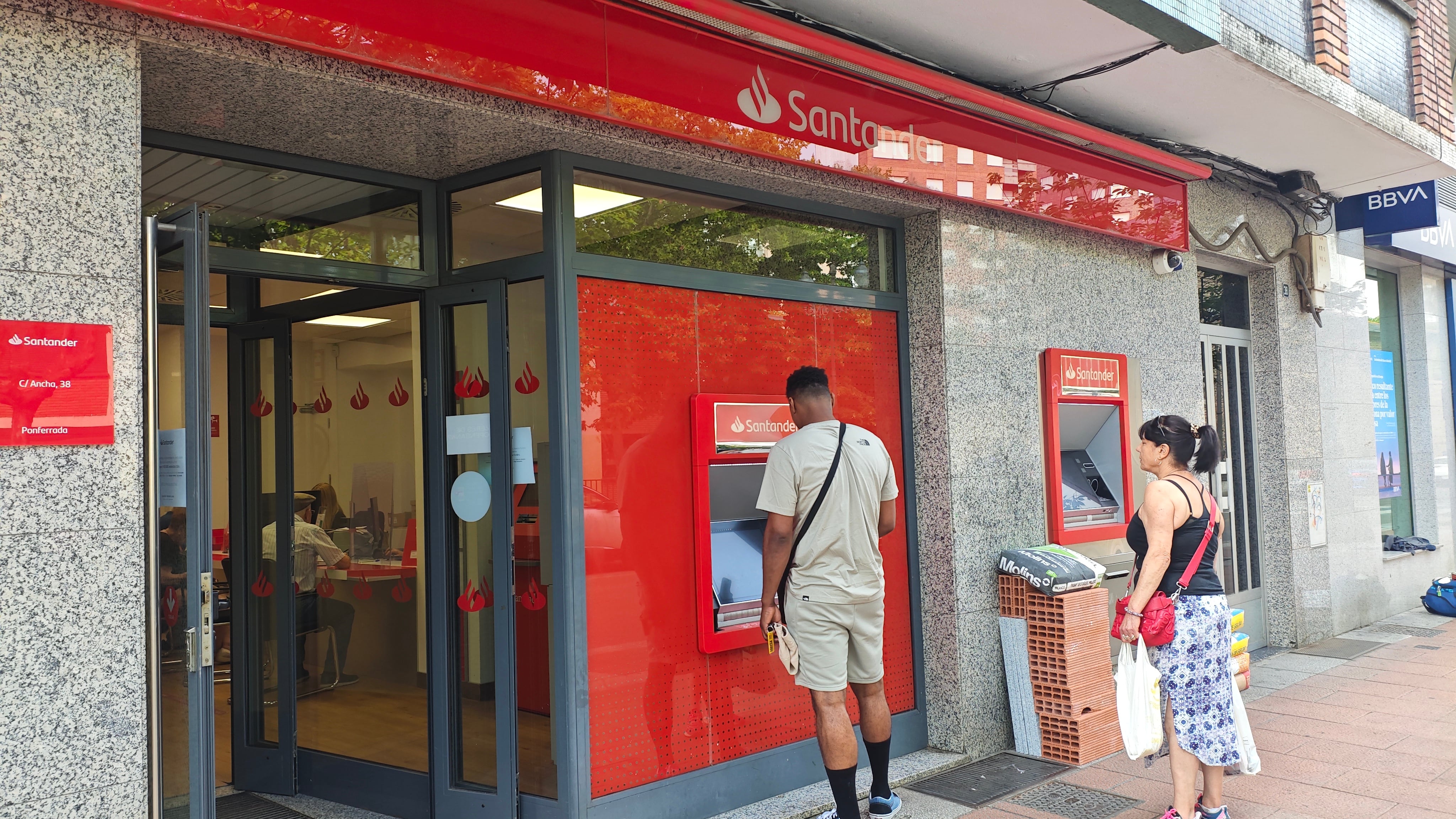 Últimos clientes en la sucursal que cierra este viernes