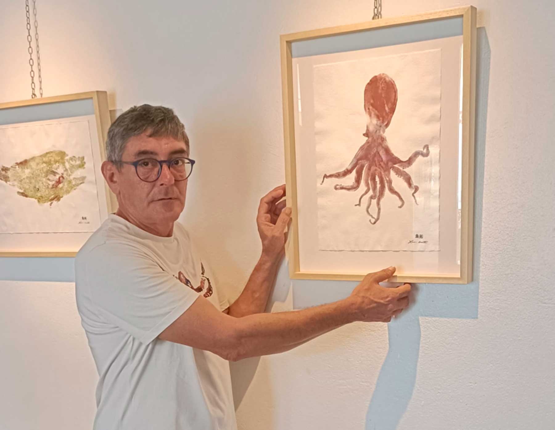 Ximo Canet, amb un dels quadres de l&#039;exposició a Eivissa