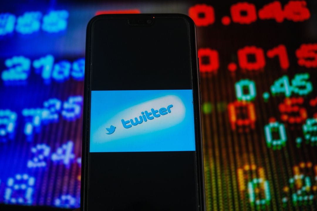 La red social Twitter ha anunciado el lanzamiento de &#039;Twitter Blue&#039;, un servicio de pago mensual que ofrecerá a los suscriptores funciones exclusivas.