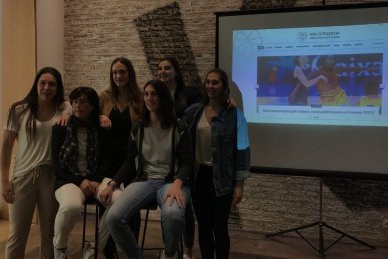 Imagen del acto celebrado esta tarde con varias jugadoras y la entrenador, Azu Muguruza