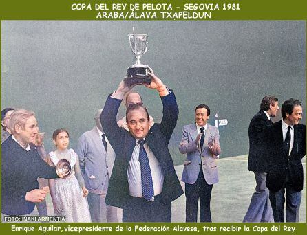 vicepresidente Aguilar con la Copa del Rey