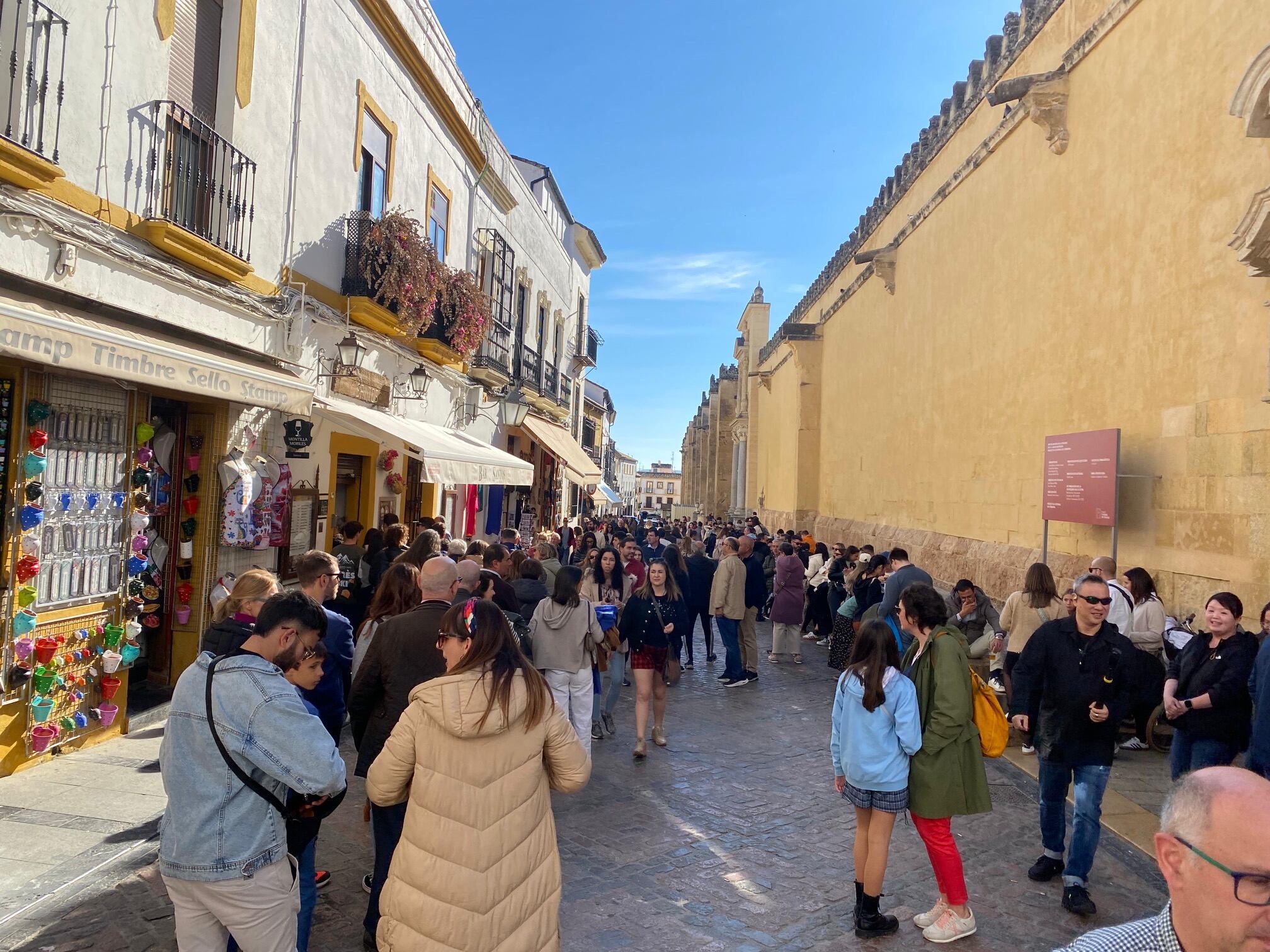 Las calles de Córdoba llenas de turistas  (Ángel Muñoz)