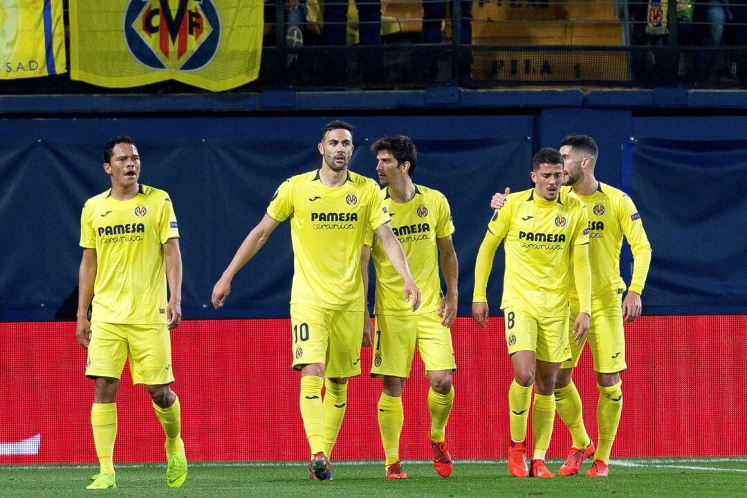 Los jugadores del Villarreal celebran un gol