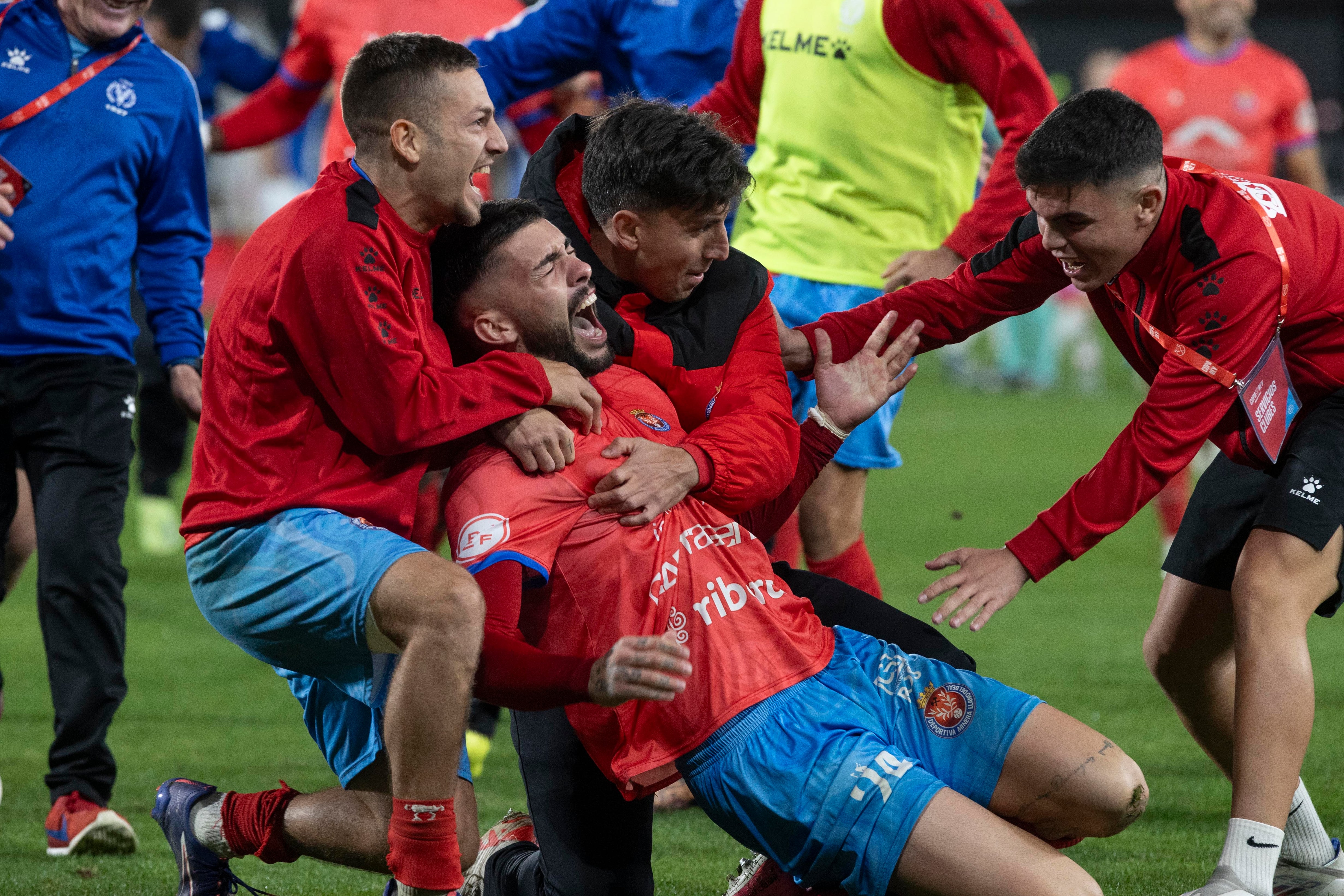 CARTAGENA, 05/12/2024.- Los jugadores de la Deportiva Minera celebran su pase a la siguiente fase tras derrotar al Alavés en la tanda de penaltis en el partido de segunda ronda de Copa del Rey que han disputado este jueves en el estadio Cartagonova de Cartagena. EFE/Marcial Guillén.
