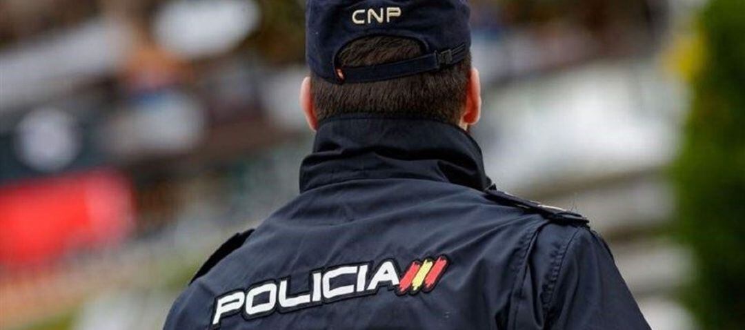 Un agente de la Policía Nacional