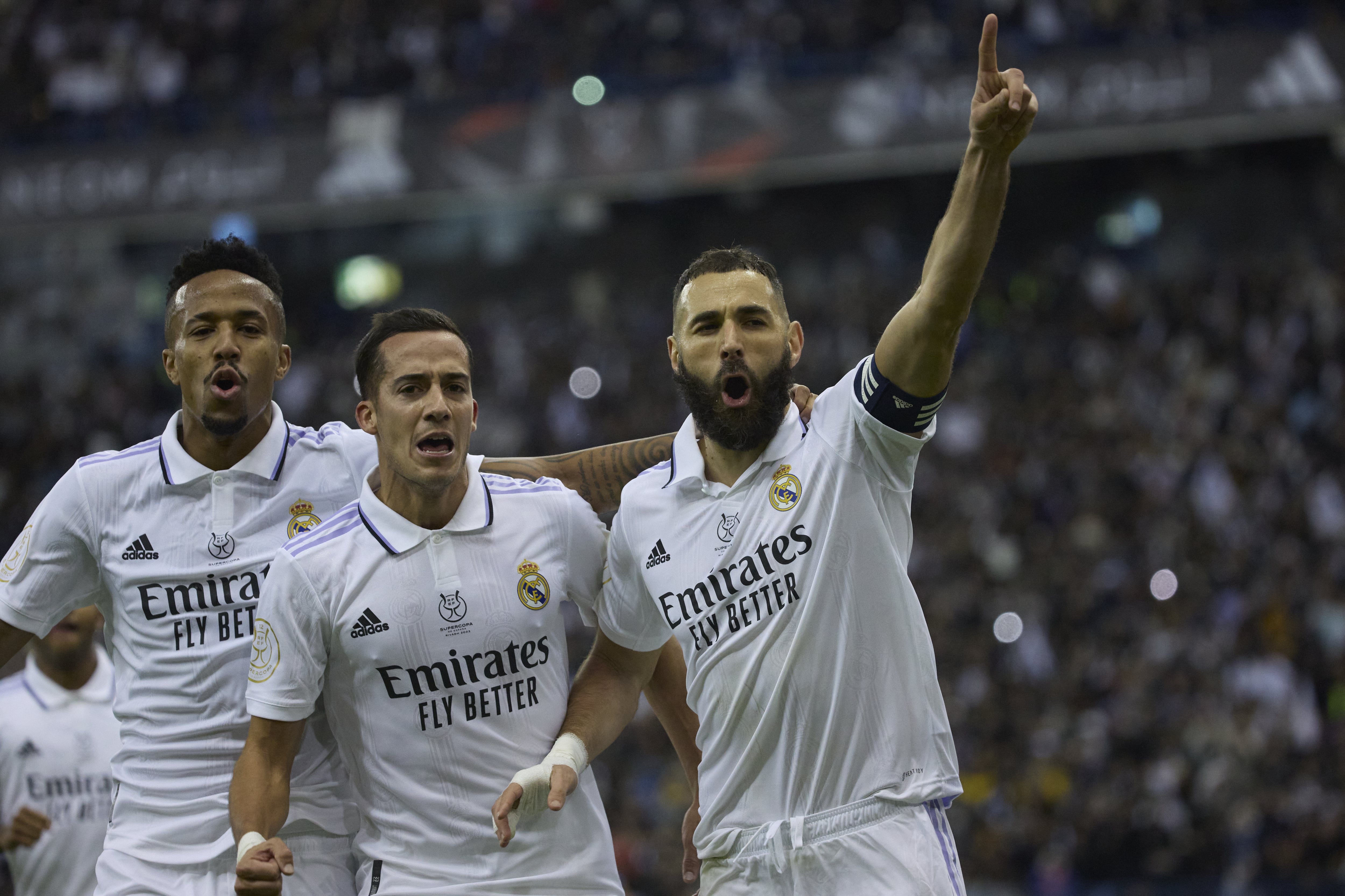 Karim Benzema celebra su gol ante el Valencia.